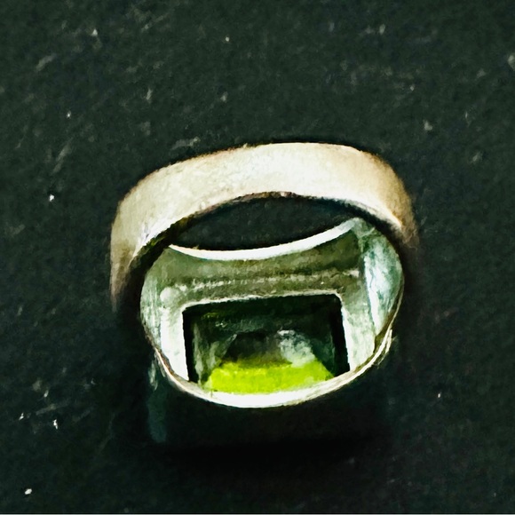 Heavy Silvertone Ring w/Rectangular Green Stone Size 6 ¾ - Picture 7 of 8
